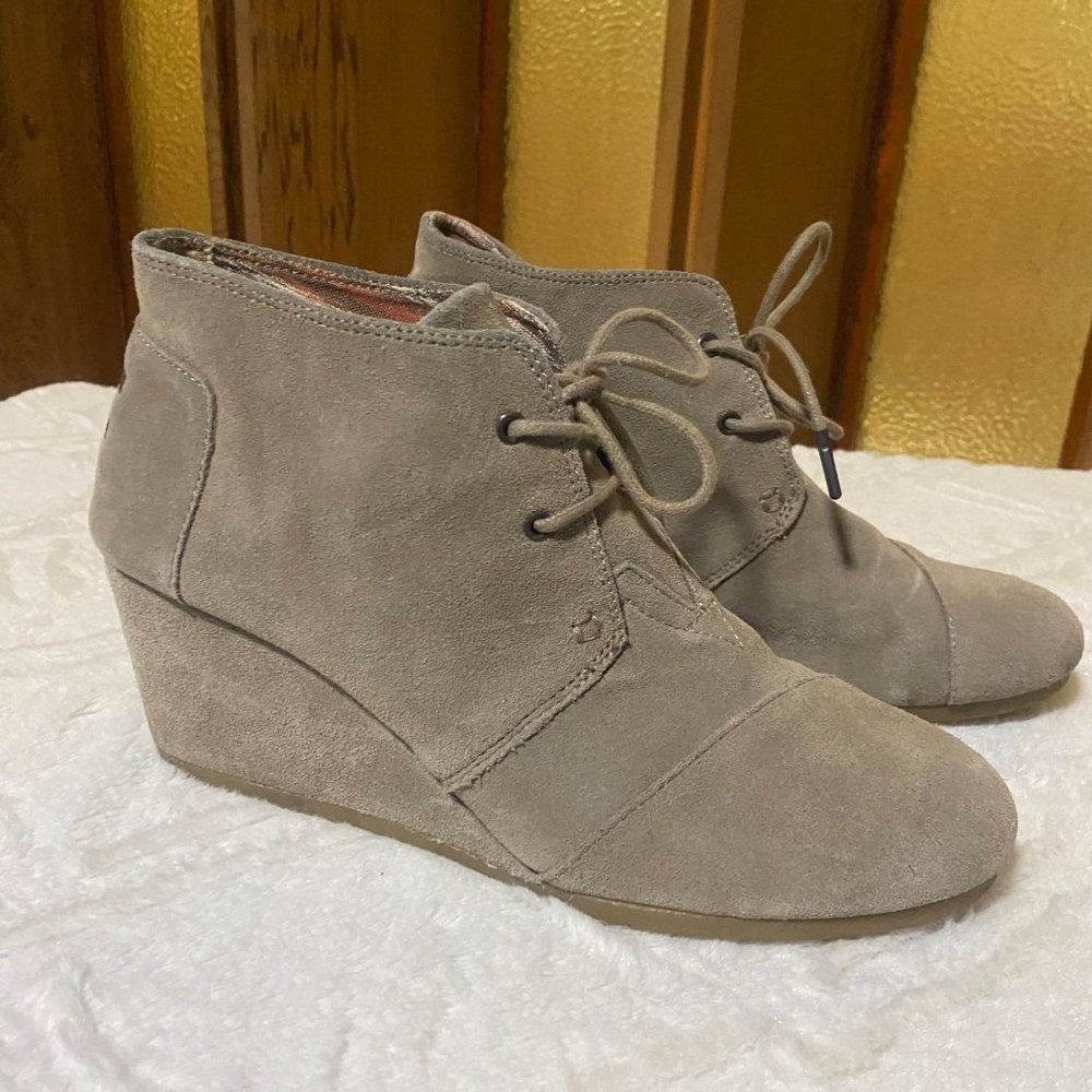 TOMS Suede Wedge Heel Ankle Boots Taupe Lace Front Booties Women's 10